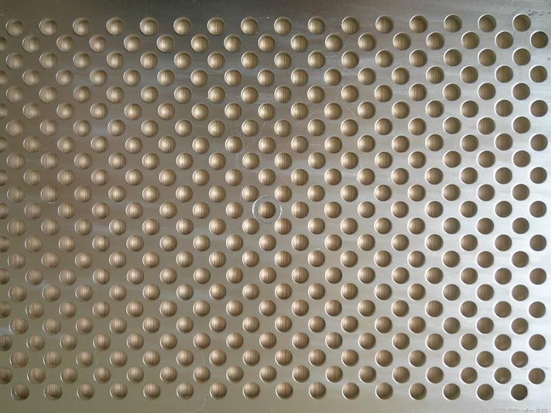 不锈钢冲孔网属于冲孔网的一种，材质即为不锈钢板