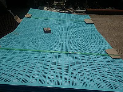 天津铁板冲孔网采用数控冲压技术加工的爬架网